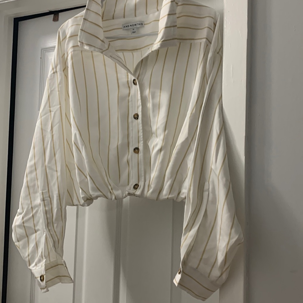 NWT. 2X crop top excellent condition, button down front. Elastic waist